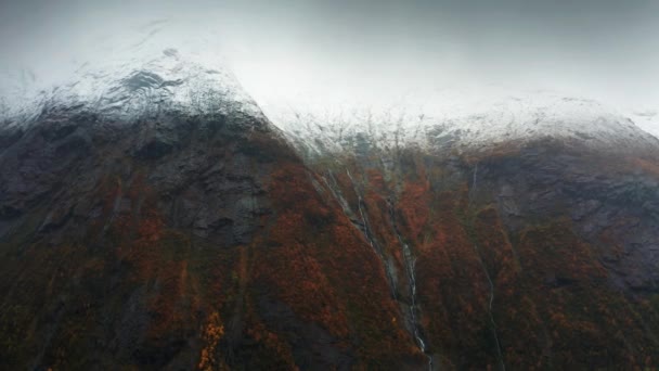 Karla Kaplı Dağlar Şelaleler Norveç Erken Dönem Sonbaharı Yavaş Çekim — Stok video