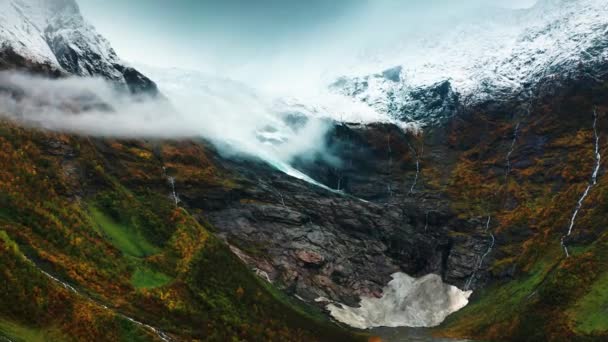 Imagens Aéreas Inspiradoras Glaciar Boyabreen Cachoeiras Lago Abaixo Início Outono — Vídeo de Stock