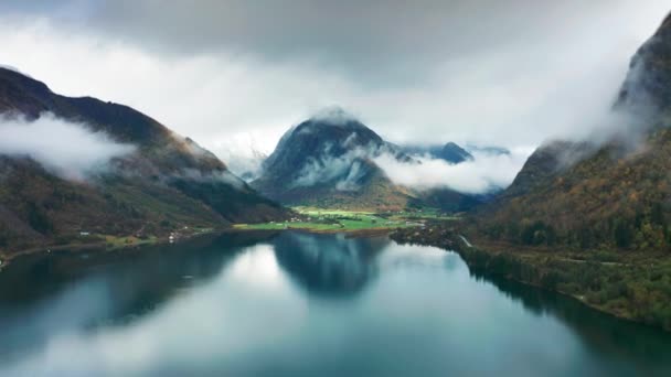 Letecký Pohled Malou Vesničku Břehu Fjordu Údolí Ním Nízké Mraky Stock Video