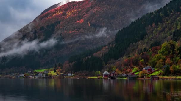 Virvlande Moln Ovanför Ljusa Höstfärgerna Fjordens Solbelysta Stränder Timelapse Zooma — Stockvideo