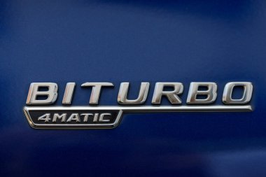 Treuchtlingen, Almanya, 09 Ekim 2022: Almanya 'da bir Mercedes C43 AMG' nin Yakın Çekim BITURBO 4MATIC Logosu