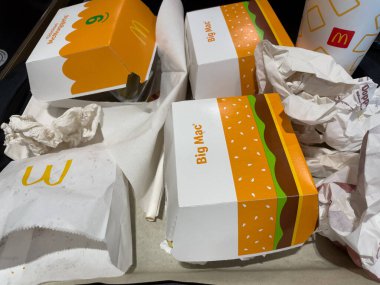 Weissenburg, Almanya, 09 Ekim 2022 Kullanılmış kağıt parçaları McDonalds. Fast Foods bir yemekten miras kalan bir şeydir..