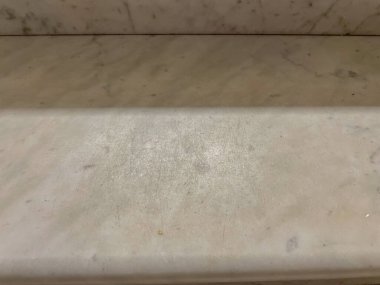 Çizilmiş beyaz mermer adım