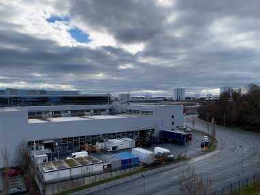 Nuremberg Ticaret Fuarı 'nın üzerinde kara bulutlar. Arka planda yüksek binalar Nuremberg Langwasser.