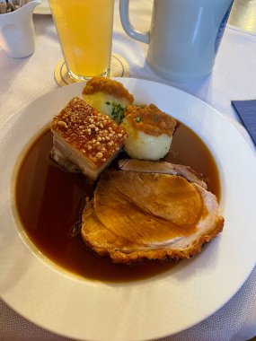 Bavyera usulü ızgara domuz eti ve kıtır kıtır deri..