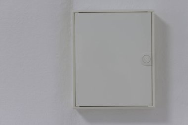 Duvardaki beyaz sigorta kutusu kapalı.