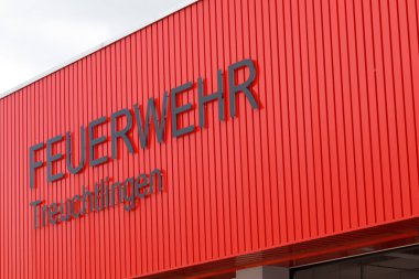 Treuchtlingen İtfaiyesi 'nin binasına yazdığı mektup. Feuerwehr çeviri:.