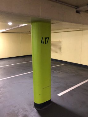 Numaralı yeraltı otoparkı. Yeraltı Araba Garajı, Betondan Tamamıyla Yapılmış. Duvarlara Boyalı Alan Numaraları.