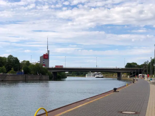 Nuremberg Limanı 'nda arka planda itfaiye var.