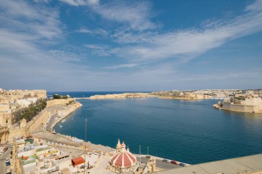 Güneşli bir günde Valletta 'nın antik duvarlarıyla Malta Grand Harbour' u.
