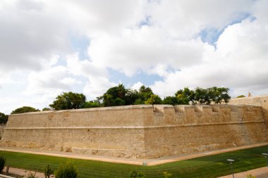 Bu bahçeler ortaçağ şehri Mdina 'yı çevrelemektedir. Kale duvarı ve Mdina Kalesi 'nin Howard bahçeleri. Malta.