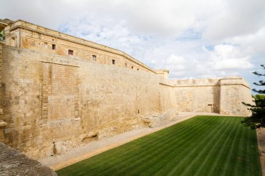 Bu bahçeler ortaçağ şehri Mdina 'yı çevrelemektedir. Kale duvarı ve Mdina Kalesi 'nin Howard bahçeleri. Malta.
