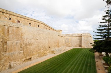 Bu bahçeler ortaçağ şehri Mdina 'yı çevrelemektedir. Kale duvarı ve Mdina Kalesi 'nin Howard bahçeleri. Malta.