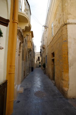 Karakteristik sokak Ir-Rabat, Gozo, Malta, süper geniş açı