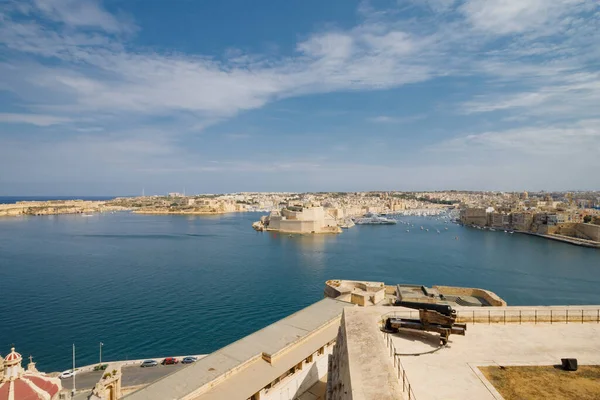 Güneşli bir günde Valletta 'nın antik duvarlarıyla Malta Grand Harbour' u.