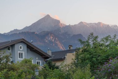 Garmisch Partenkirchen dağlarda gün batımı manzaralı.