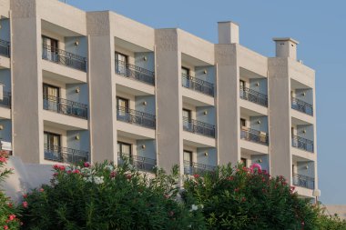 Kusadasi 'de otel, Türkiye' de önlerinde çiçekler var.
