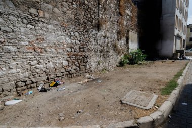 Şehir merkezinde çöplerle dolu yol ve patika, kirli sokak kavramı.
