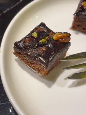 Taze browni parçaları. Nefis çikolatalı pasta.