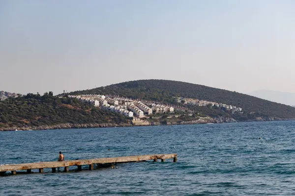 Widok Osadę Kusadasi Morza Turcja Pomostem Chłopcem Patrzącym Morze — Zdjęcie stockowe