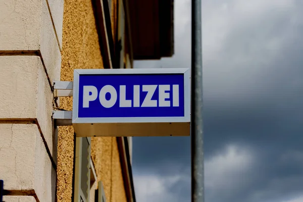 Detaillierte Nahaufnahme Des Schriftzugs Polizei Auf Einem Haus Polizei Übersetzung — Stockfoto