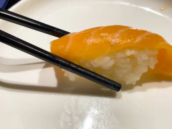 Sushi Salmão Com Pauzinhos — Fotografia de Stock