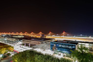 Nuremberg, Almanya, 10 Eylül 2023: Gece Nuremberg Havaalanı. Nuremberg Havalimanı (IATA: NUE, ICAO: EDDDN), Almanca: Albrecht Duerer Flughafen Nrnberg, Fransa 'nın başkenti Nuremberg' in uluslararası havaalanıdır.