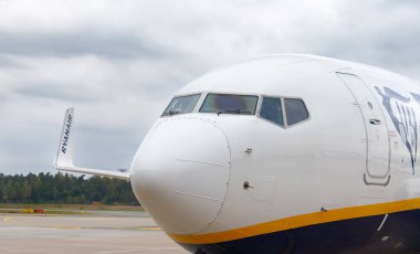 Nuremberg, Almanya - 10 Ağustos: Bir Ryanair uçağı park halinde.