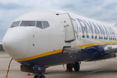 Nuremberg, Almanya - 10 Ağustos: Bir Ryanair uçağı kendi merdivenlerini uzattı.