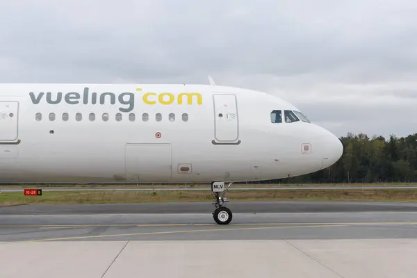 Nuremberg, Almanya - 10 Ağustos - Vueling havayolu şirketinden bir uçak.