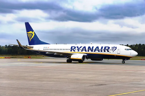 Nuremberg, Almanya - 10 Ağustos: Bir Ryanair uçağı Taksicilik.