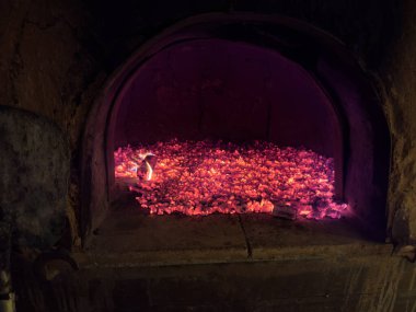 Yoğun közleri olan parlayan odun ateşli fırın.