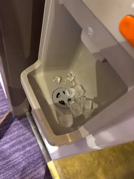 Bir otelin içindeki buz makinesinin görüntüsünü kapat.