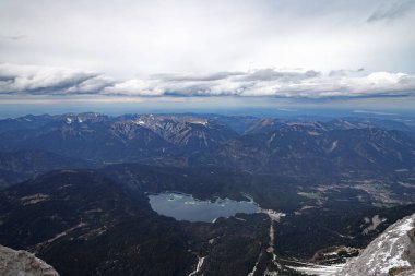 İlkbaharda Eibseet 'teki Zugspitze' den güzel bir manzara. Bavyera Alpleri, Almanya. Zugspitze Kayak Tesisi. Bahar Bavyera Alplerinde. 