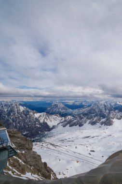 İlkbaharda Alpler 'deki Zugspitze zirvesinden güzel bir manzara. Bavyera Alpleri, Almanya. Zugspitze Kayak Tesisi. Bahar Bavyera Alplerinde. 