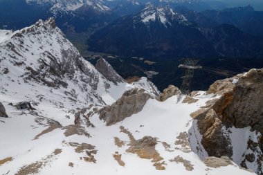 İlkbaharda Alpler 'deki Zugspitze zirvesinden güzel bir manzara. Bavyera Alpleri, Almanya. Zugspitze Kayak Tesisi. Bahar Bavyera Alplerinde. 