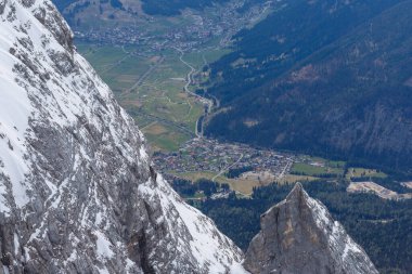 İlkbaharda Alpler 'deki Zugspitze zirvesinden güzel bir manzara. Bavyera Alpleri, Almanya. Zugspitze Kayak Tesisi. Bahar Bavyera Alplerinde. 