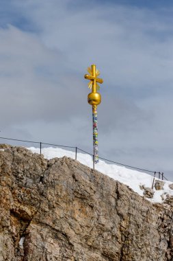 İlkbaharda Alpler 'deki Zugspitze Zirvesi' nden çapraz görüş. Bavyera Alpleri, Almanya. Zugspitze Kayak Tesisi. Bahar Bavyera Alplerinde. 