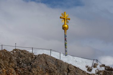 Zugspitze Zirvesi 'nden baharda Alpler' e yapılan zirvede. Bavyera Alpleri, Almanya. Zugspitze Kayak Tesisi. Bahar Bavyera Alplerinde. 
