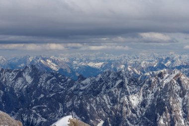 İlkbaharda Alpler 'deki Zugspitze zirvesinden güzel bir manzara. Bavyera Alpleri, Almanya. Zugspitze Kayak Tesisi. Bahar Bavyera Alplerinde. 