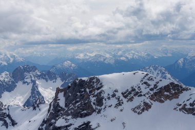 İlkbaharda Alpler 'deki Zugspitze zirvesinden güzel bir manzara. Bavyera Alpleri, Almanya. Zugspitze Kayak Tesisi. Bahar Bavyera Alplerinde. 
