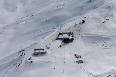 İlkbaharda Alpler 'deki Zugspitze zirvesinden güzel bir manzara. Bavyera Alpleri, Almanya. Zugspitze Kayak Tesisi. Bahar Bavyera Alplerinde. 