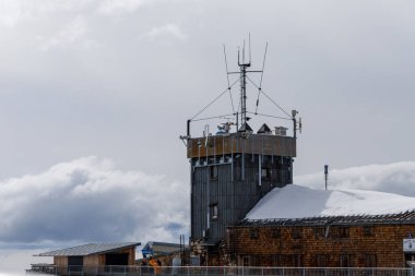 İlkbaharda Alpler 'deki Zugspitze zirvesinden güzel bir manzara. Bavyera Alpleri, Almanya. Zugspitze Kayak Tesisi. Bahar Bavyera Alplerinde. 