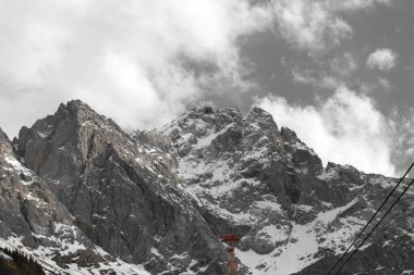 İlkbaharda Alpler 'deki Zugspitze zirvesinden güzel bir manzara. Bavyera Alpleri, Almanya. Zugspitze Kayak Tesisi. Bahar Bavyera Alplerinde. 
