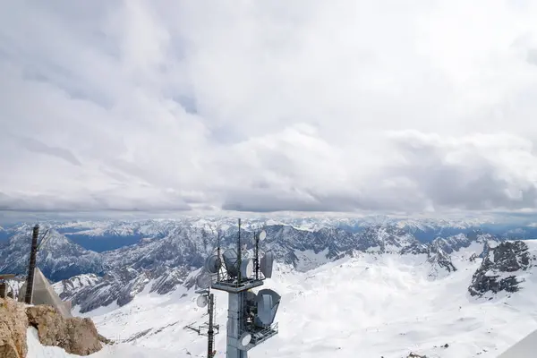 İlkbaharda Alpler 'deki Zugspitze zirvesinden güzel bir manzara. Bavyera Alpleri, Almanya. Zugspitze Kayak Tesisi. Bahar Bavyera Alplerinde. 