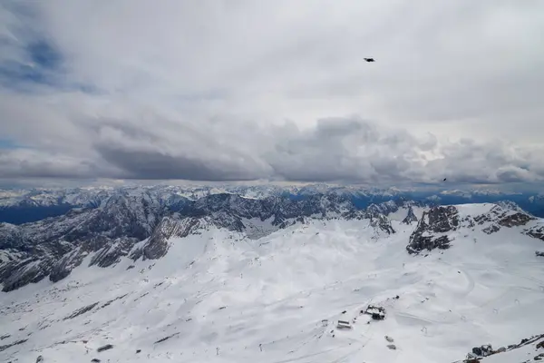 İlkbaharda Alpler 'deki Zugspitze zirvesinden güzel bir manzara. Bavyera Alpleri, Almanya. Zugspitze Kayak Tesisi. Bahar Bavyera Alplerinde. 