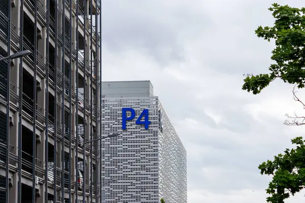 Nuremberg Havaalanı Bulutlu bir gökyüzünün altındaki otoparkların resmi. Özellikleri 