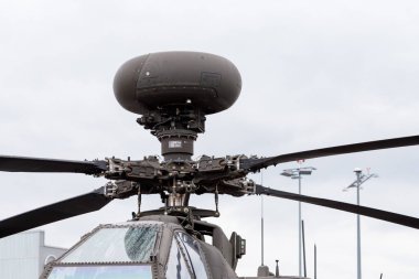 Nuremberg, Almanya - 25 Mayıs 2025: Pervanelerini, radar kubbesini ve açık gri gökyüzüne karşı kokpitini gösteren askeri helikoptere yakın çekim.
