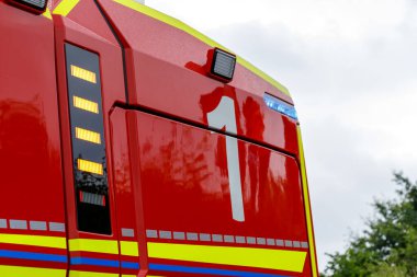 Nuremberg, Almanya - 25 Mayıs 2025: Sarı ve mavi çizgili, beyaz bir numara 