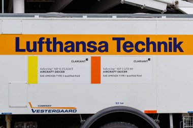Nuremberg, Almanya - 25 Mayıs 2025: Şirket logolarını, ürün bilgilerini ve tekerleğin bir parçasını ve destek ekipmanlarını gösteren Lufthansa Technik uçak arıtma aracının yakın çekimi.